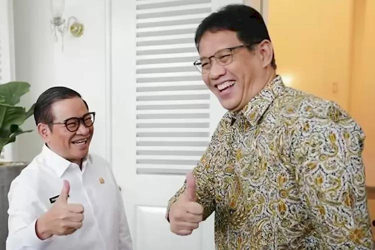 Pejabat-DKI-Jakarta-Dana-Mengendap-14-Triliun-Anggaran-Daerah.webp Dua tokoh penting Pemprov DKI Jakarta tersenyum lebar dan mengacungkan jempol (thumbs up), mengisyaratkan optimisme.