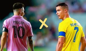 Lionel Messi (kiri, jersey pink nomor 10) dan Cristiano Ronaldo (kanan, jersey kuning nomor 7) saling berhadapan di lapangan sepak bola, dengan tanda 'X' di tengah.