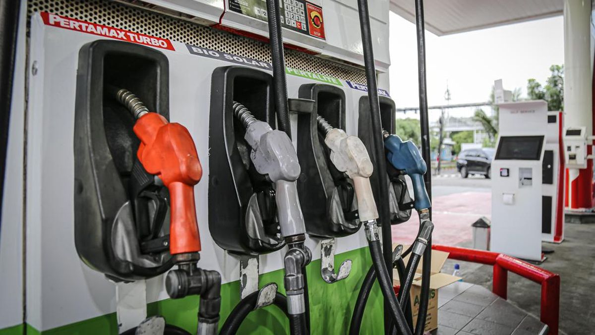BBM-Baru-RI-B50-Siap-Meluncur-Nozzle-SPBU-Pertamina.webp Deretan nozzle dispenser SPBU Pertamina untuk berbagai jenis BBM, termasuk Pertamax Turbo dan Bio Solar, siap digunakan.