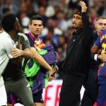 Vinicius-Junior-Ketegangan-El-Clasico-Courtois-Lamine-Yamal.jpg Vinicius Junior berdebat dengan pemain Barcelona di El Clasico, dengan Courtois dan Lamine Yamal terlihat di latar belakang, memicu ketegangan di lapangan.