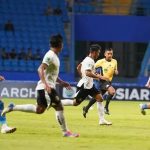 Pesta-Gol-Batakan-Persiba-Balikpapan-Melumat-Persiku-Kudus.jpg Pemain Persiba Balikpapan dan putih saling berkejaran di lapangan hijau, dengan seorang wasit di dekatnya, menunjukkan aksi pertandingan yang intens.