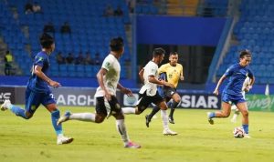 Pesta-Gol-Batakan-Persiba-Balikpapan-Melumat-Persiku-Kudus.jpg Pemain Persiba Balikpapan dan putih saling berkejaran di lapangan hijau, dengan seorang wasit di dekatnya, menunjukkan aksi pertandingan yang intens.