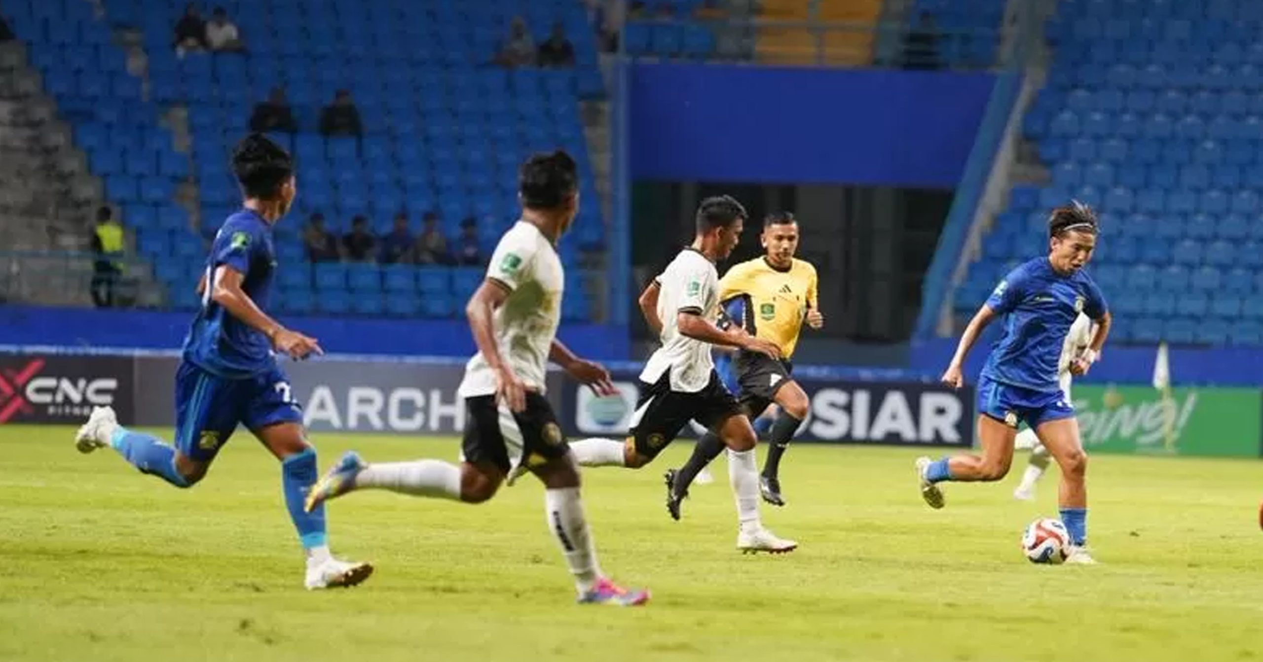 Pesta-Gol-Batakan-Persiba-Balikpapan-Melumat-Persiku-Kudus.jpg Pemain Persiba Balikpapan dan putih saling berkejaran di lapangan hijau, dengan seorang wasit di dekatnya, menunjukkan aksi pertandingan yang intens.