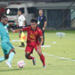 Persija-vs-PSBS-Biak-Duel-Dipindahkan-Solo-Tanpa-Jakmania.webp Pemain Persija (merah) berduel dengan pemain PSBS Biak (biru muda) memperebutkan bola di lapangan sepak bola.
