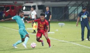 Persija-vs-PSBS-Biak-Duel-Dipindahkan-Solo-Tanpa-Jakmania.webp Pemain Persija (merah) berduel dengan pemain PSBS Biak (biru muda) memperebutkan bola di lapangan sepak bola.