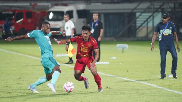 Persija-vs-PSBS-Biak-Duel-Dipindahkan-Solo-Tanpa-Jakmania.webp Pemain Persija (merah) berduel dengan pemain PSBS Biak (biru muda) memperebutkan bola di lapangan sepak bola.