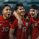 Timnas-U17-Indonesia-Pemain-Lokal-Diaspora-Piala-Dunia-2025.webp Tiga pemain Timnas U-17 Indonesia (nomor 30, 15, dan kanan tanpa nomor jelas) merayakan gol dengan ekspresi gembira dan berpelukan.