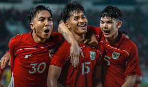 Timnas-U17-Indonesia-Pemain-Lokal-Diaspora-Piala-Dunia-2025.webp Tiga pemain Timnas U-17 Indonesia (nomor 30, 15, dan kanan tanpa nomor jelas) merayakan gol dengan ekspresi gembira dan berpelukan.