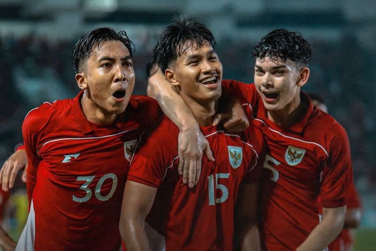 Timnas-U17-Indonesia-Pemain-Lokal-Diaspora-Piala-Dunia-2025.webp Tiga pemain Timnas U-17 Indonesia (nomor 30, 15, dan kanan tanpa nomor jelas) merayakan gol dengan ekspresi gembira dan berpelukan.
