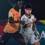 Timnas-Indonesia-U17-vs-Zambia-Rebutan-Bola-Piala-Dunia.jpg Pemain Timnas Indonesia U-17 (seragam putih) berebut bola dengan pemain Zambia U-17 (seragam oranye) dalam laga pembuka Piala Dunia U-17 2025 yang berakhir dengan kekalahan Indonesia.