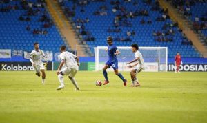 Aksi pemain Persiba Balikpapan (kostum merah) yang mencoba merebut bola dari pemain PSIS Semarang (kostum biru/putih) di lapangan.