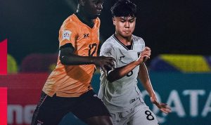 Timnas-Indonesia-U17-vs-Zambia-Rebutan-Bola-Piala-Dunia.jpg Pemain Timnas Indonesia U-17 (seragam putih) berebut bola dengan pemain Zambia U-17 (seragam oranye) dalam laga pembuka Piala Dunia U-17 2025 yang berakhir dengan kekalahan Indonesia.