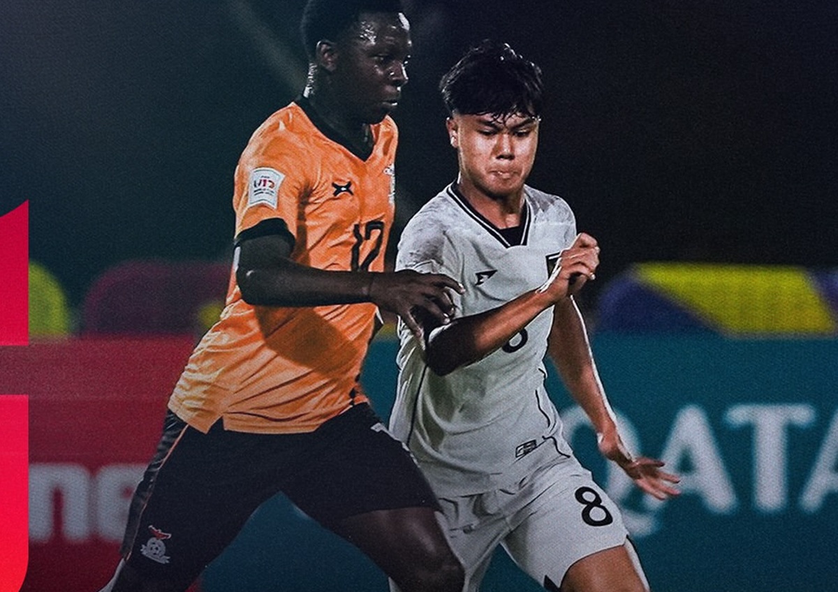 Pemain Timnas Indonesia U-17 (seragam putih) berebut bola dengan pemain Zambia U-17 (seragam oranye) dalam laga pembuka Piala Dunia U-17 2025 yang berakhir dengan kekalahan Indonesia.