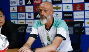 Pelatih Persebaya, Eduardo Perez, sedang memberikan pernyataan atau diwawancarai.