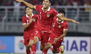Pemain Timnas Indonesia U-22, Marselino Ferdinan, sedang merayakan gol atau menunjukkan ekspresi gembira di lapangan.