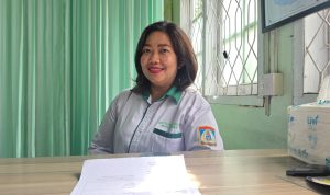 Petugas kesehatan (bidan atau dokter) dari Puskesmas Batu Ampar sedang memberikan konseling atau edukasi kepada sekelompok wanita muda.