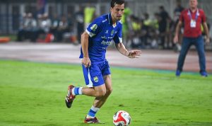 Aksi pertandingan yang intens antara dua tim sepak bola, merepresentasikan duel Lion City Sailors vs Persib Bandung.