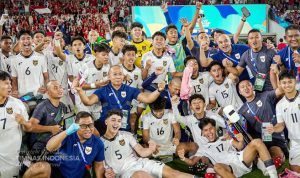 Perayaan-Timnas-Indonesia-U17-Skuad-Lengkap.jpg Seluruh skuad dan staf Timnas Indonesia U-17 merayakan kemenangan bersama di lapangan dengan sorak-sorai di depan tribun penonton.