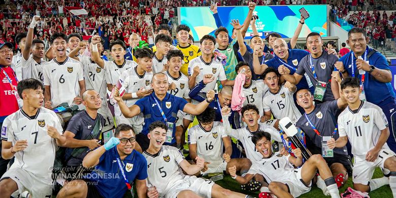 Seluruh skuad dan staf Timnas Indonesia U-17 merayakan kemenangan bersama di lapangan dengan sorak-sorai di depan tribun penonton.