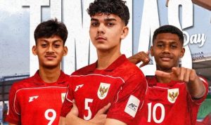 Tiga pemain muda Timnas Indonesia U-17 mengenakan seragam merah, berpose serius di depan kamera.