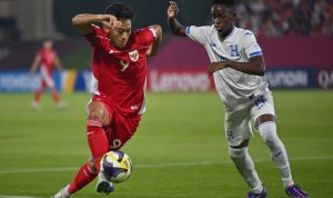 strategi-bima-sakti-harapan-keajaiban-u17.jpg Pelatih Bima Sakti memberikan instruksi intensif kepada para pemain Timnas Indonesia U-17 yang berkumpul dalam formasi melingkar (huddle) di lapangan.