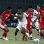 Pemain Timnas Indonesia U-22 berebut bola dengan pemain Mali dalam pertandingan persahabatan, dengan ekspresi tegang.