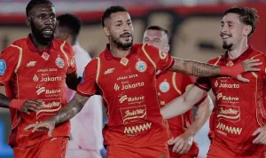 Persija-Jakarta-Bungkam-PSBS-Biak-Kemenangan-Jarak-Borneo-FC.webp Tiga pemain Persija Jakarta (seragam merah-oranye) merayakan kemenangan di lapangan, menunjukkan kegembiraan.