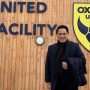Ketua PSSI dan Menteri BUMN, Erick Thohir, berdiri di depan logo dan plang training facility klub sepak bola Inggris, Oxford United.