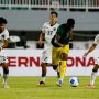 Pemain Timnas Indonesia U-22 (merah) berduel dengan pemain Mali U-22 (putih) untuk memperebutkan bola di tengah lapangan.