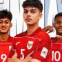 Tiga pemain muda Timnas Indonesia U-17 mengenakan seragam merah, berpose serius di depan kamera.