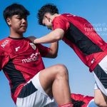 Pemain-Timnas-Indonesia-U17-Latihan-Piala-Dunia-2025.jpg Dua pemain Timnas Indonesia U-17 dalam seragam merah sedang melakukan peregangan atau latihan fisik, menunjukkan persiapan serius jelang pertandingan.