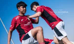 Pemain-Timnas-Indonesia-U17-Latihan-Piala-Dunia-2025.jpg Dua pemain Timnas Indonesia U-17 dalam seragam merah sedang melakukan peregangan atau latihan fisik, menunjukkan persiapan serius jelang pertandingan.