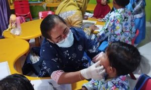 Ilustrasi peta wilayah atau petugas yang bergerak dari rumah ke rumah, menyimbolkan kegiatan penyisiran atau "jemput bola" (Sistem Kejar).