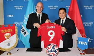 Logo FIFA Series di samping bendera Indonesia atau lambang PSSI/Timnas, merepresentasikan penunjukan tuan rumah.