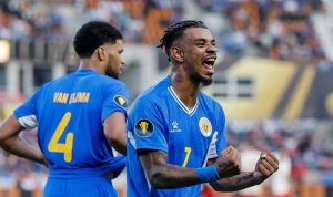 Pemain Timnas Curacao berbaju biru merayakan gol dengan gembira di lapangan.