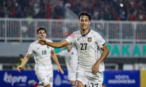 Pemain Timnas Indonesia U-22 (kostum putih) sedang merayakan gol atau menunjukkan ekspresi optimisme di lapangan.