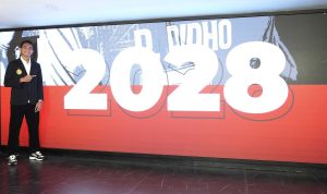 Rizky Ridho berdiri di samping angka "2028" yang besar, mengindikasikan perpanjangan kontraknya dengan Persija Jakarta.