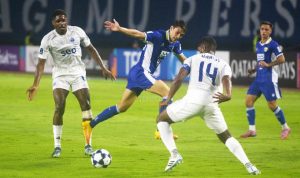 Aksi pemain Persib Bandung (kostum biru) di lapangan, menunjukkan semangat juang jelang pertandingan krusial melawan tim Bangkok.