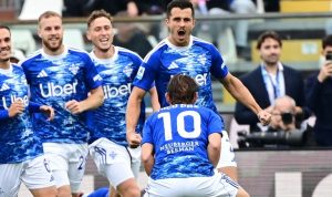 Aksi pertandingan sepak bola, menunjukkan pemain Como (kostum putih) berduel dengan pemain Sassuolo.