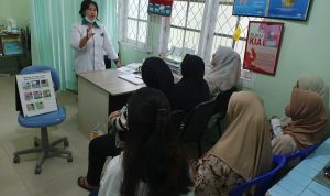 Suasana Kelas Ibu Hamil di Puskesmas Batu Ampar, di mana seorang tenaga kesehatan sedang memberikan edukasi kepada para ibu hamil.