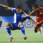 Duel-Panas-AFC-Champions-League-Two-Persib-Selangor.jpg Dua pemain sepak bola, satu berseragam biru-putih dan satu berseragam merah-kuning, berduel di lapangan, menunjukkan intensitas pertandingan.