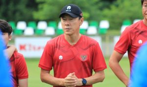 Pelatih Shin Tae-yong (STY) menunjukkan ekspresi serius saat berada di pinggir lapangan atau saat diwawancarai.