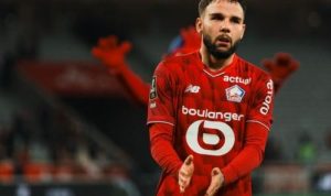 verdonk-kartu-merah-lille-tumbang-strasbourg-liga-prancis.jpg Pemain Lille (jersey merah) dengan ekspresi kecewa atau memohon, kemungkinan setelah insiden kartu merah, di tengah lapangan stadion.