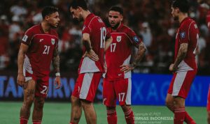 Empat pemain Timnas Indonesia mengenakan seragam merah sedang berdiskusi dengan ekspresi kecewa tidak ada FIFA Matchday.