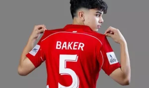 Nomor-Punggung-Pemain-Timnas-U17-Piala-Dunia-2025-Baker-5.webp Pemain muda Timnas U-17 Indonesia (bernama BAKER) memegang kerah jersey merah dengan nomor punggung 5 yang besar.