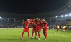 Pemain Persija Jakarta (merah oranye) merayakan gol kemenangan setelah berhasil melakukan comeback melawan Persik Kediri.