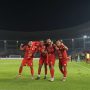 Pemain Persija Jakarta (merah oranye) merayakan gol kemenangan setelah berhasil melakukan comeback melawan Persik Kediri.