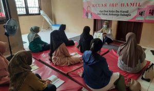 Petugas kesehatan dari Puskesmas Margo Mulyo sedang memberikan edukasi atau pelayanan dalam Program KIA (Kesehatan Ibu dan Anak).