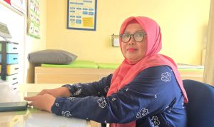 Petugas kesehatan dari Puskesmas Margo Mulyo sedang memberikan penyuluhan gizi kepada calon pengantin atau ibu hamil.