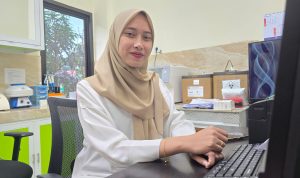 Potret Wulan Cahyaning Tyas, seorang analis laboratorium Puskesmas, yang telah berpindah tugas dari Samarinda ke Balikpapan.